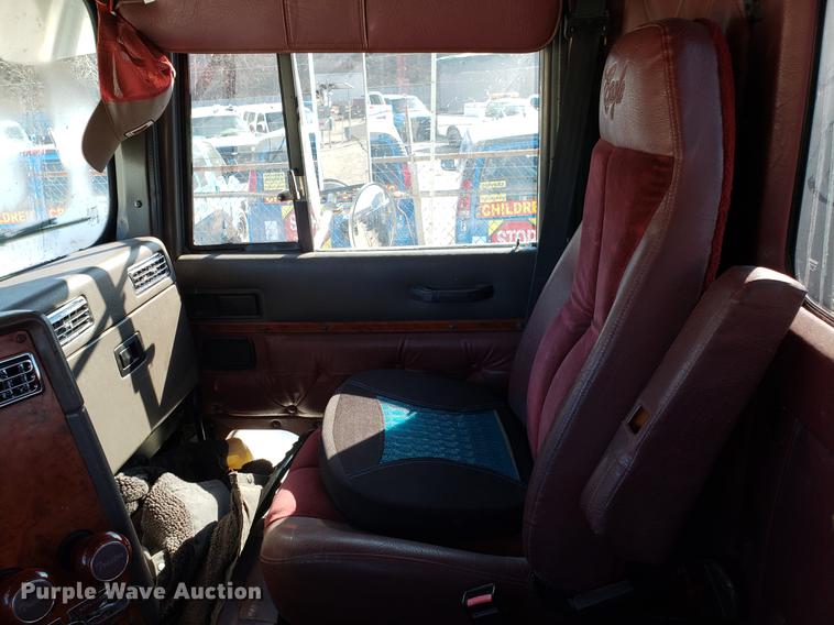 image for item DF3357 1996 International 9400 semi truck