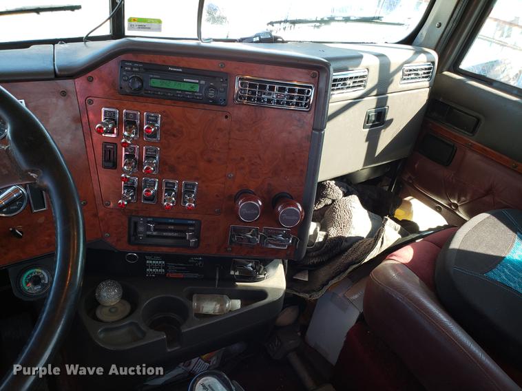 image for item DF3357 1996 International 9400 semi truck