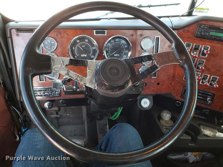 image for item DF3357 1996 International 9400 semi truck