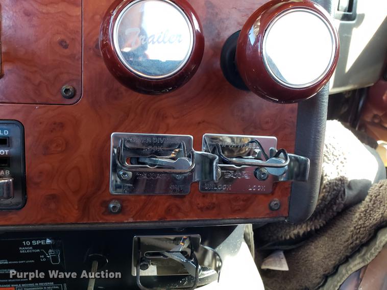 image for item DF3357 1996 International 9400 semi truck