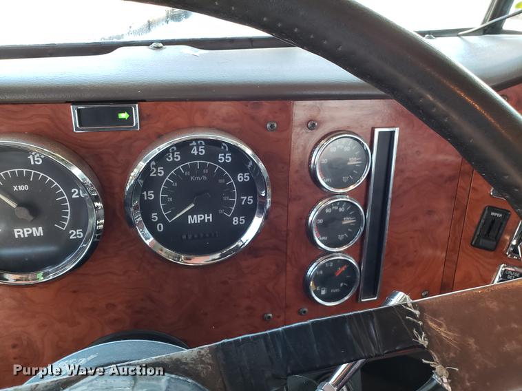 image for item DF3357 1996 International 9400 semi truck