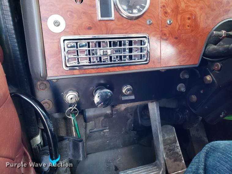 image for item DF3357 1996 International 9400 semi truck