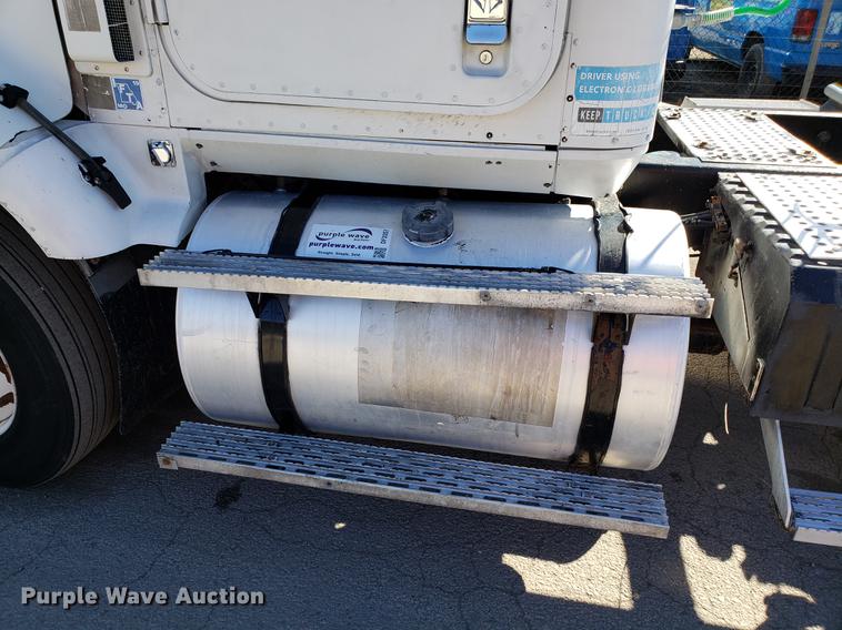 image for item DF3357 1996 International 9400 semi truck