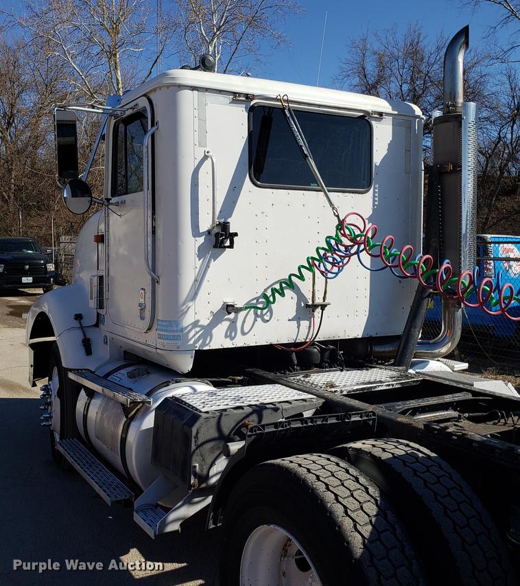 image for item DF3357 1996 International 9400 semi truck