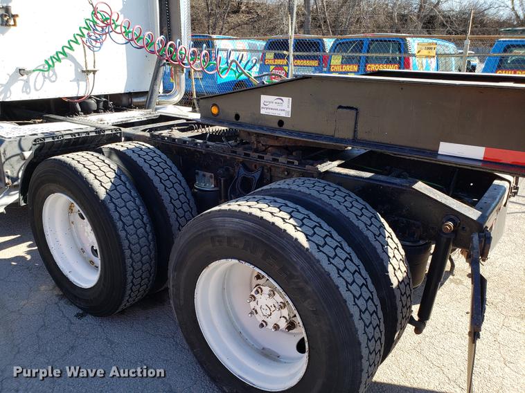 image for item DF3357 1996 International 9400 semi truck