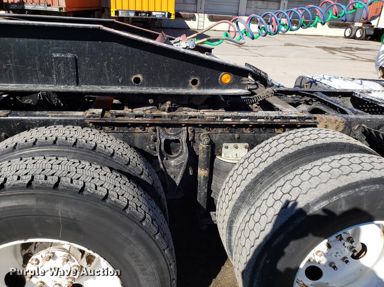 image for item DF3357 1996 International 9400 semi truck