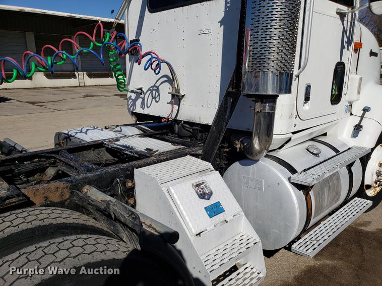 image for item DF3357 1996 International 9400 semi truck