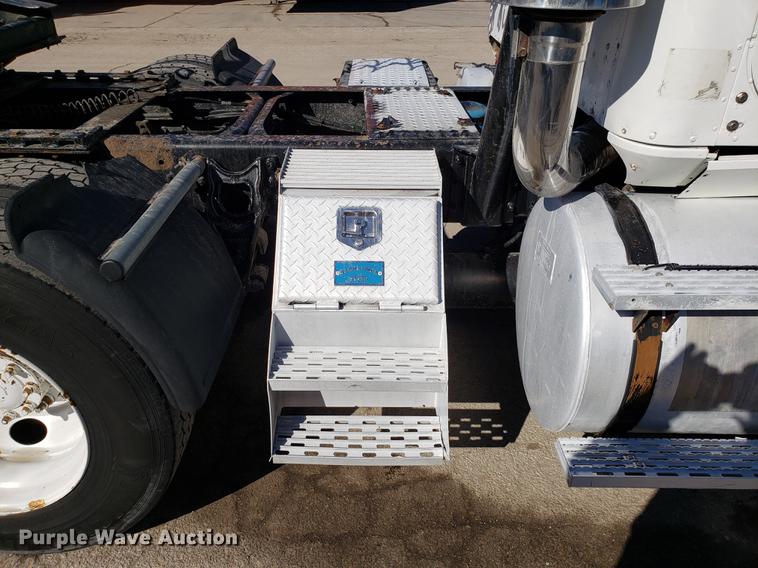 image for item DF3357 1996 International 9400 semi truck