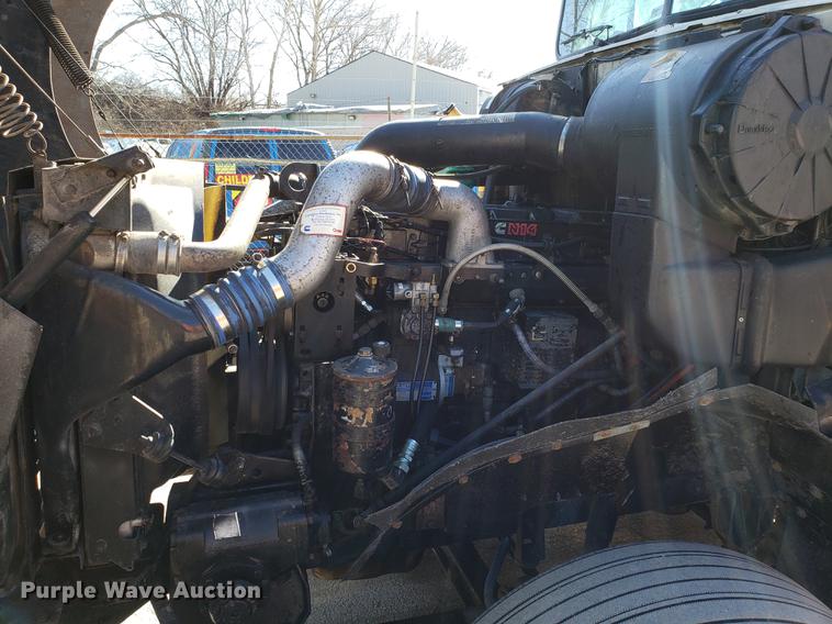 image for item DF3357 1996 International 9400 semi truck