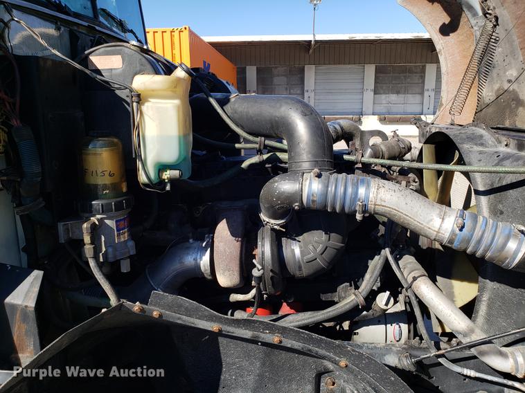 image for item DF3357 1996 International 9400 semi truck