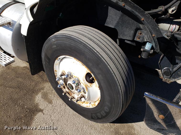 image for item DF3357 1996 International 9400 semi truck