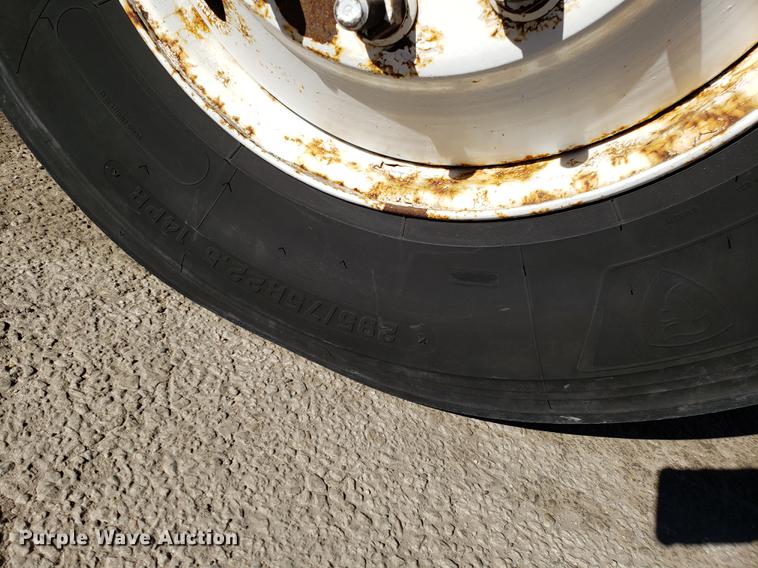 image for item DF3357 1996 International 9400 semi truck