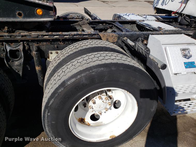 image for item DF3357 1996 International 9400 semi truck