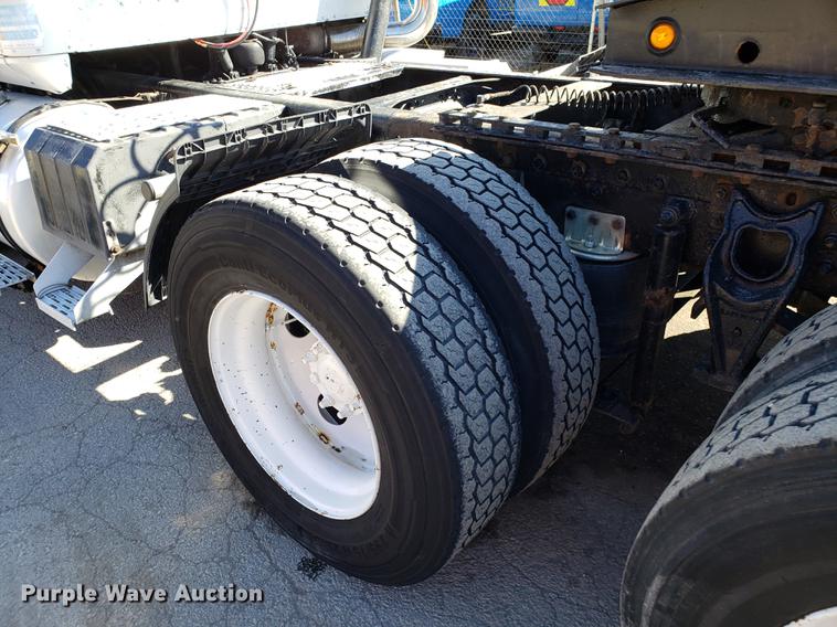 image for item DF3357 1996 International 9400 semi truck