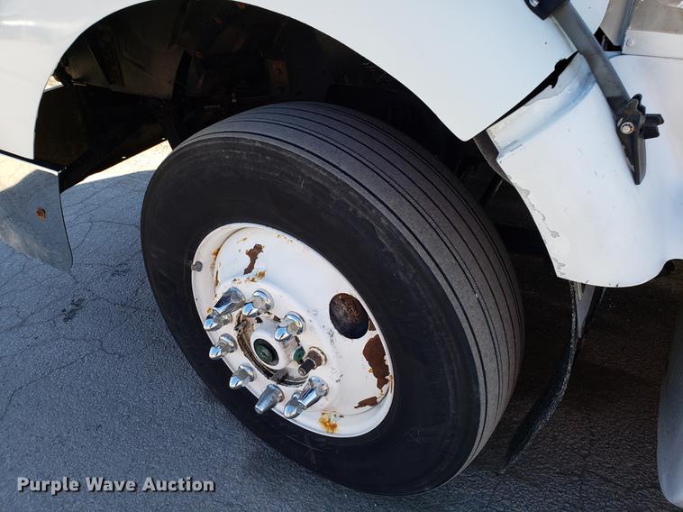 image for item DF3357 1996 International 9400 semi truck