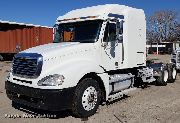 image for item DF3358 2004 Freightliner Columbia semi truck