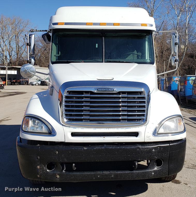 image for item DF3358 2004 Freightliner Columbia semi truck