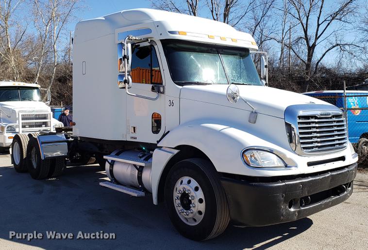 image for item DF3358 2004 Freightliner Columbia semi truck