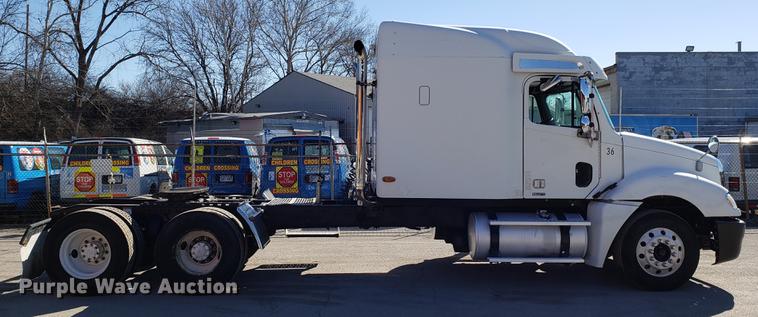 image for item DF3358 2004 Freightliner Columbia semi truck