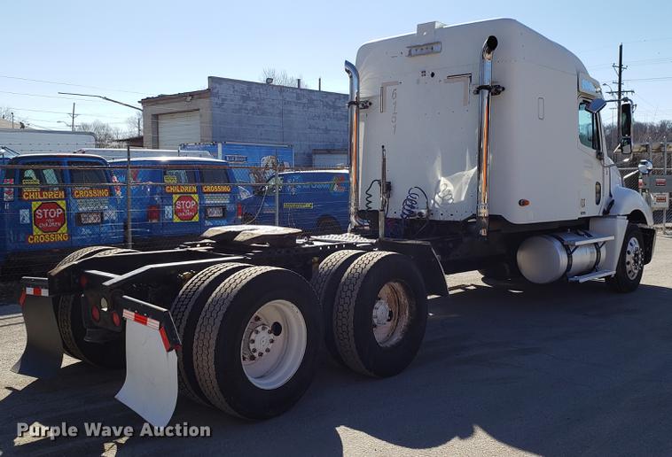 image for item DF3358 2004 Freightliner Columbia semi truck