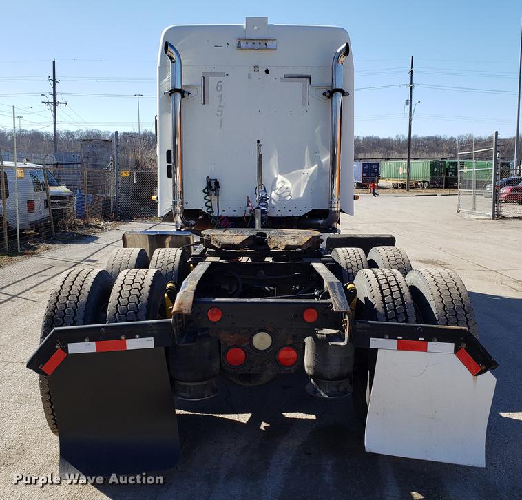 image for item DF3358 2004 Freightliner Columbia semi truck