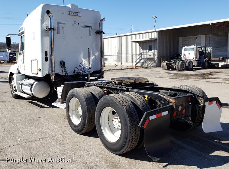 image for item DF3358 2004 Freightliner Columbia semi truck