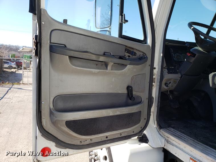 image for item DF3358 2004 Freightliner Columbia semi truck