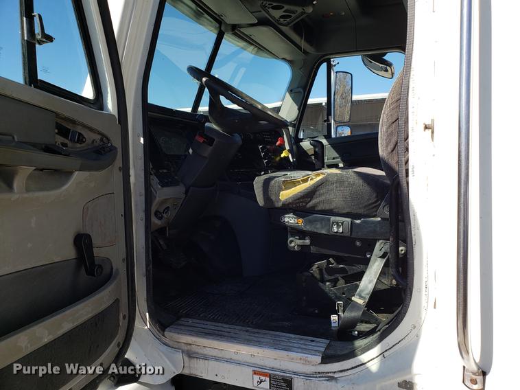 image for item DF3358 2004 Freightliner Columbia semi truck