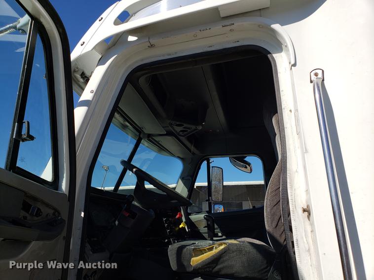 image for item DF3358 2004 Freightliner Columbia semi truck