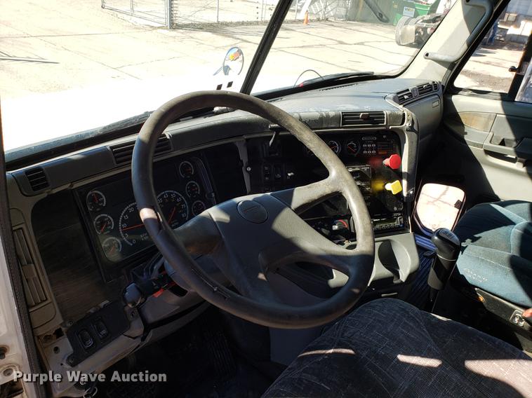 image for item DF3358 2004 Freightliner Columbia semi truck