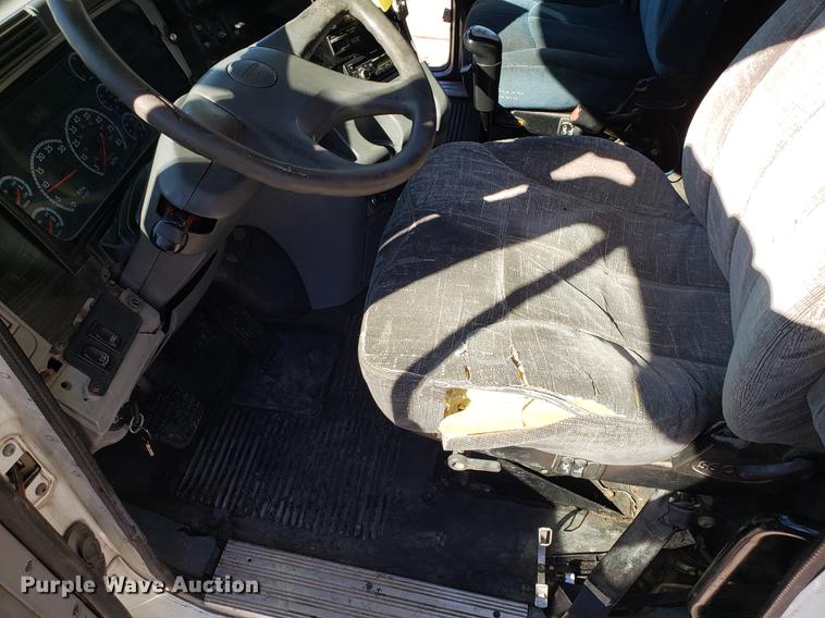 image for item DF3358 2004 Freightliner Columbia semi truck