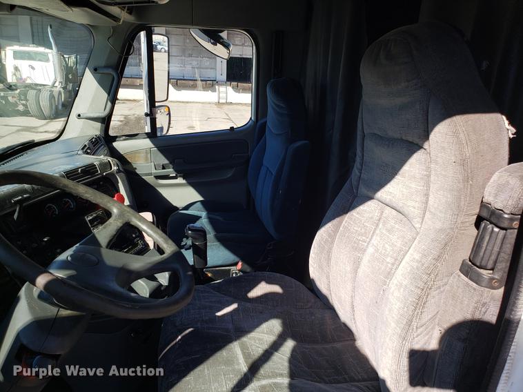 image for item DF3358 2004 Freightliner Columbia semi truck