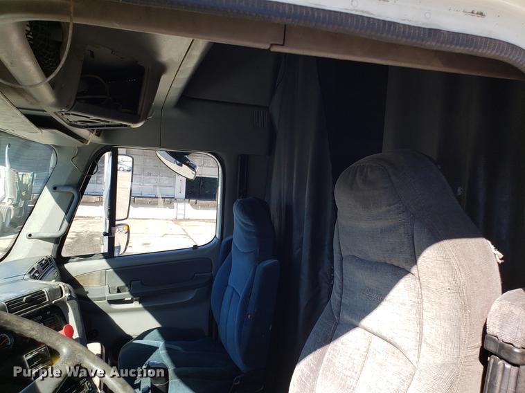 image for item DF3358 2004 Freightliner Columbia semi truck