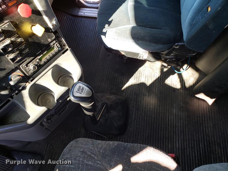 image for item DF3358 2004 Freightliner Columbia semi truck