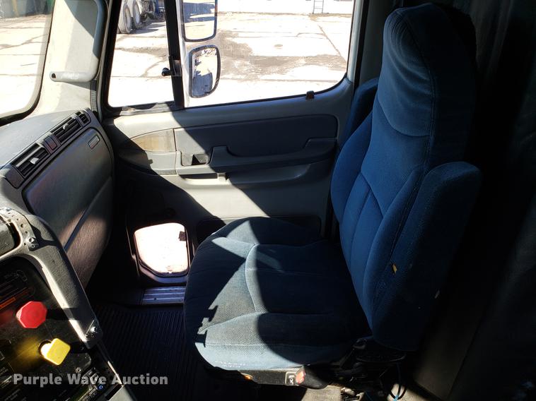 image for item DF3358 2004 Freightliner Columbia semi truck