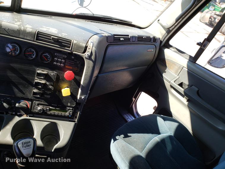 image for item DF3358 2004 Freightliner Columbia semi truck