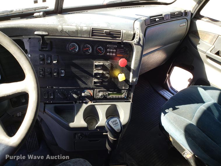 image for item DF3358 2004 Freightliner Columbia semi truck