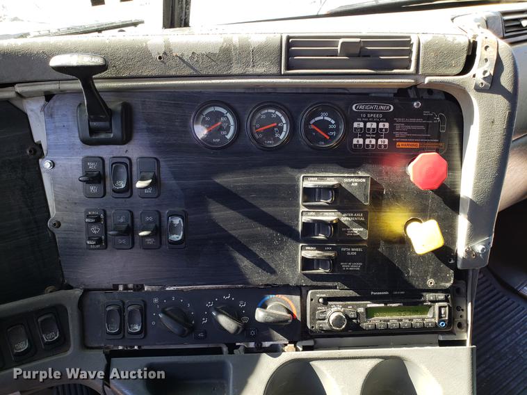 image for item DF3358 2004 Freightliner Columbia semi truck