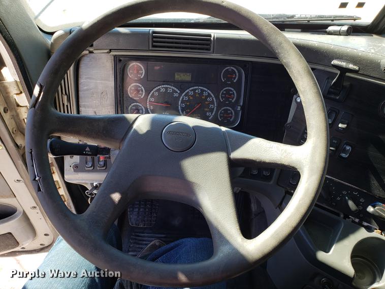 image for item DF3358 2004 Freightliner Columbia semi truck