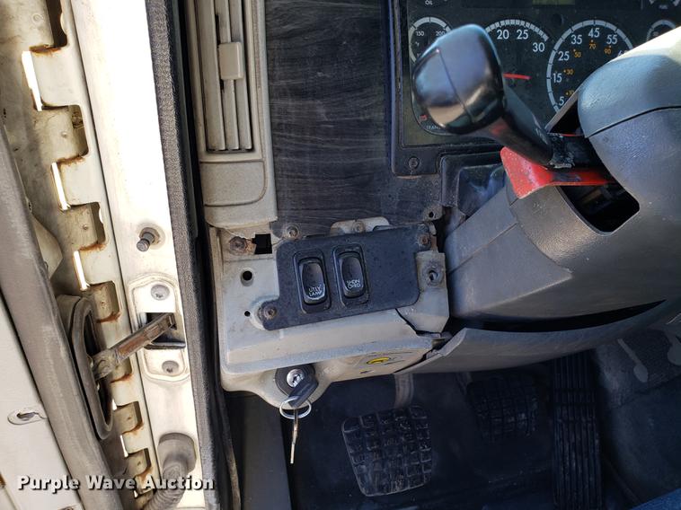 image for item DF3358 2004 Freightliner Columbia semi truck