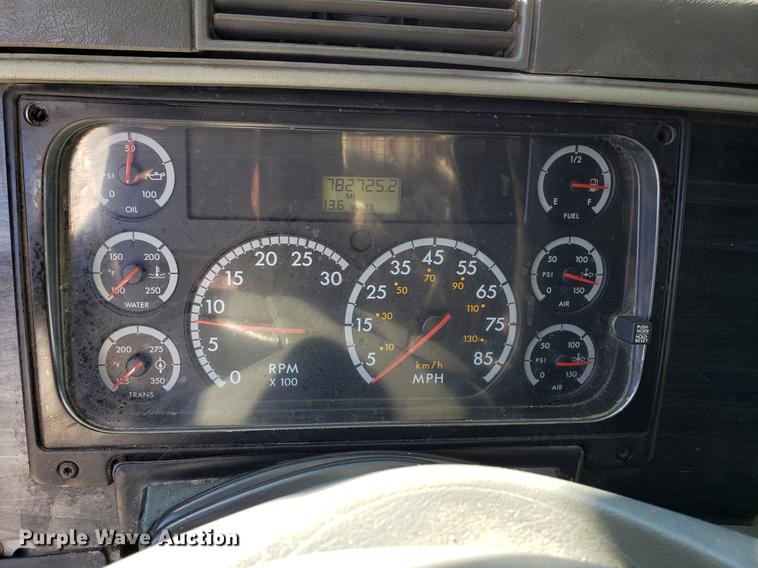 image for item DF3358 2004 Freightliner Columbia semi truck