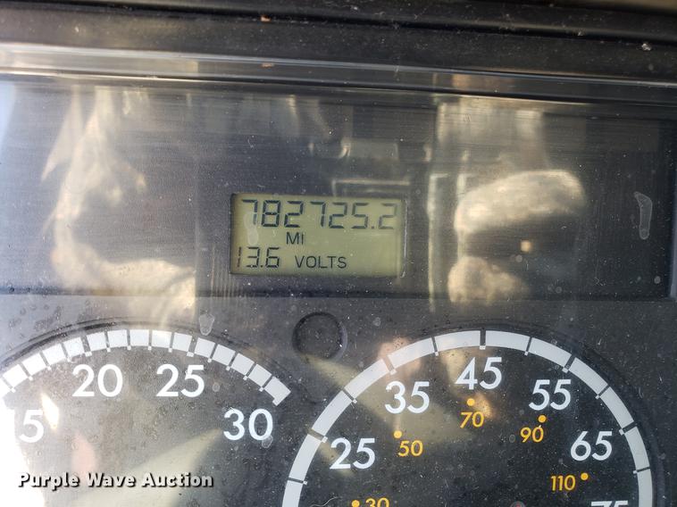 image for item DF3358 2004 Freightliner Columbia semi truck