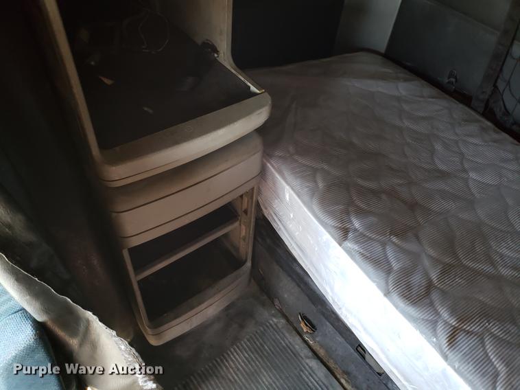 image for item DF3358 2004 Freightliner Columbia semi truck