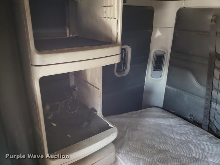 image for item DF3358 2004 Freightliner Columbia semi truck