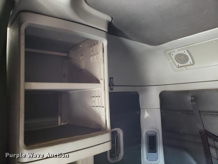 image for item DF3358 2004 Freightliner Columbia semi truck