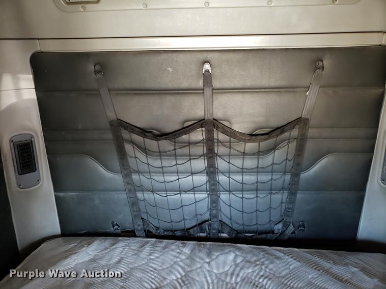 image for item DF3358 2004 Freightliner Columbia semi truck