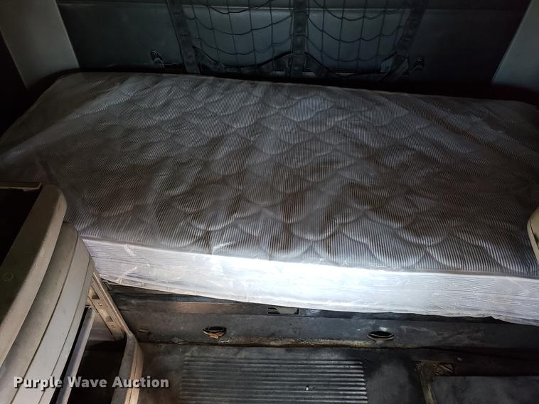 image for item DF3358 2004 Freightliner Columbia semi truck