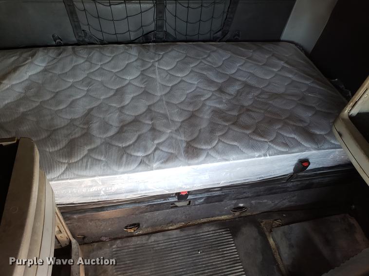 image for item DF3358 2004 Freightliner Columbia semi truck