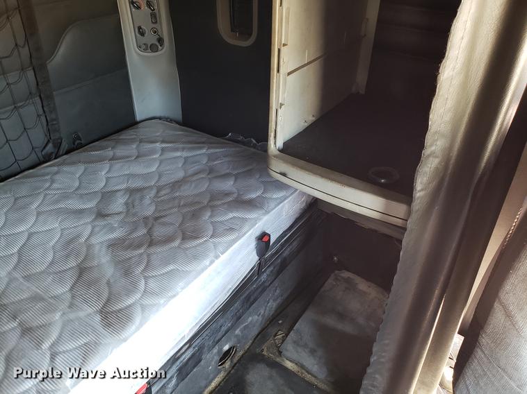 image for item DF3358 2004 Freightliner Columbia semi truck