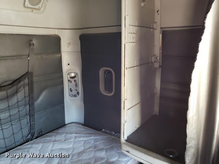 image for item DF3358 2004 Freightliner Columbia semi truck